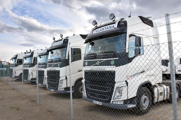 Det er kun de norske Vlantana-lastebilene som er direkte tilknyttet skandalen. Men mye tyder på at lovbruddene i praksis har blitt utført av det litauiske moderselskapet, som har et større antall utenlandske lastebiler i trafikk i Norge. Her står en del av flåten parkert ved hovedbasen på Gardermoen. Foto: Stein Inge Stølen