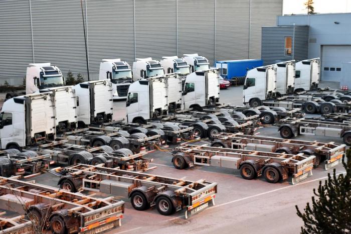 Her står containerbilene som tidligere kjørte faste oppdrag for PostNord brakk. Foto: Stein Inge Stølen