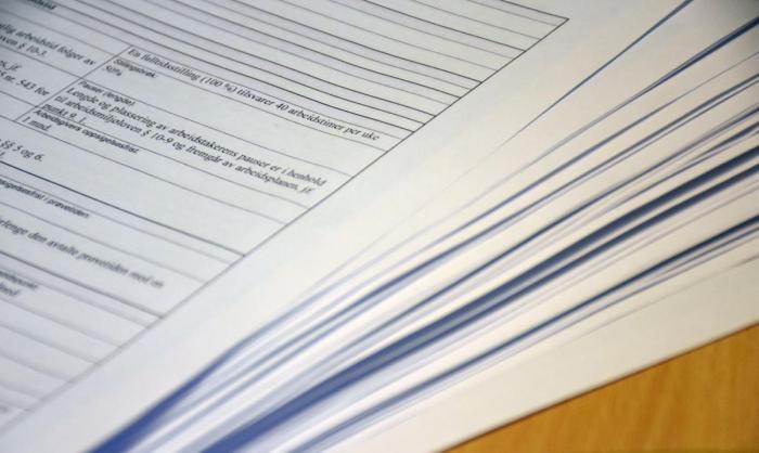 Det er en saftig bunke med dokumentasjon som er gjennomgått. Her er noen av kontraktene som er innhentet. Foto: Stein Inge Stølen