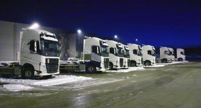 Dette er de siste norske Vlantana-bilene som står igjen på parkeringsplassen i Brages veg å Gardermoen. Resten er enten beslaglagt eller overført til Vlantanas litauiske avdeling. Foto: Stein Inge Stølen