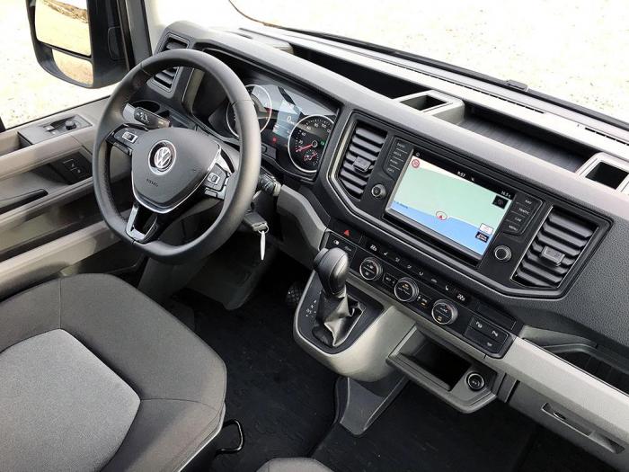 Interiøret er nytt og virker langt mer forseggjort enn hva man er vant til på denne typen av varebiler. Samtidig er ergonomien god og det er utallige steder for å legge fra seg småting. Foto: Jan Harry Svendsen