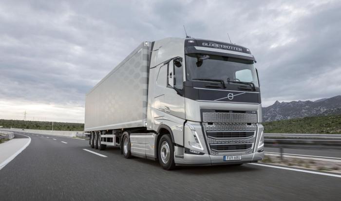 Også basismodellen har den markante grillen. Hele modellrekken får automatiske LED-fjernlys og stabilitetskontroll som standard. Foto: Volvo Trucks