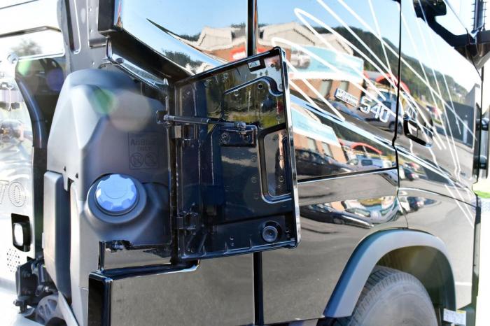 Luka for påfylling av AdBlue er altfor lett å vippe opp, mener Arnfinn. Han etterlyser en låsefunksjon for å hindre at luken blir åpnet i vaskeanlegg. Foto: Stein Inge Stølen