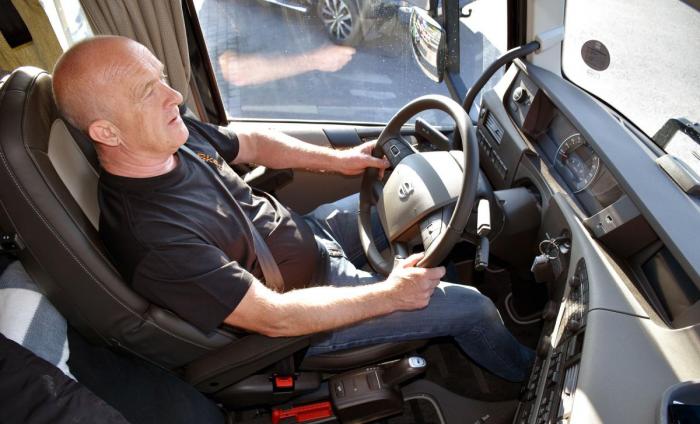 Arnfinn er fornøyd med at Volvo har endret plasseringen av rattet i forhold til tidligere modeller. Foto: Stein Inge Stølen