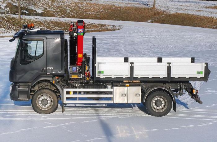 PLAN: Med plan og kran er dette en typisk utstyrt bil for elverk og for entreprenører som trenger en lettkjørt bil med god fremkommelighet. Foto: Jan Harry Svendsen