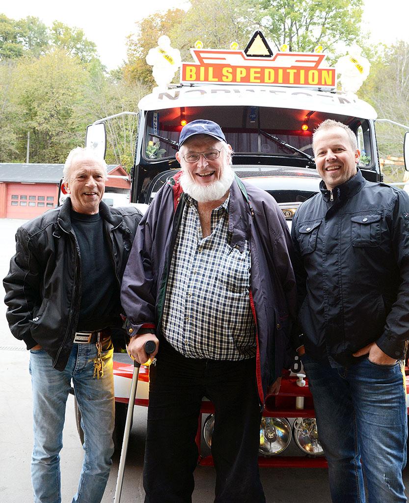 ILDSJELER: Uten Olav Blankenborg (t.v) som nå eier bilen, Kåre Myrvang i midten, og Edgar Oland som gjorde store deler av restaureringen, hadde Volvoen fortsatt vært parkert på parkeringsplassen utenfor Myrvang Transport. Foto: Jan Harry Svendsen