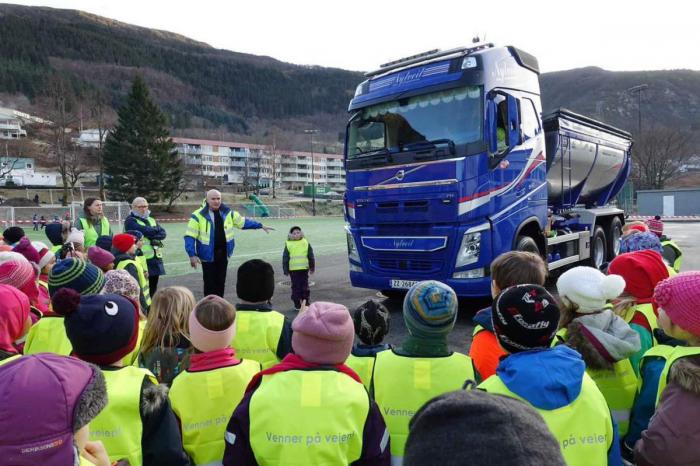 Regionsjef Jan Ove Halsøy i NLF Vest viser og forklarer blindsonene rundt lastebilen som NLF-bedriften Nytveit AS har stilt til disposisjon ved Ådnamarka skole i Hordaland. Foto: NLF Vest