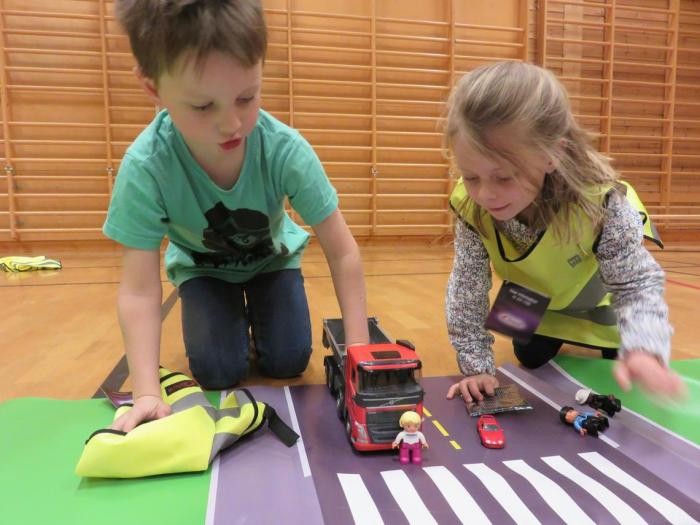 Ved Kjølsdalen Montessoriskule i Sogn og Fjordane kunne engasjerte elever spille ut farlige blindsonesituasjoner i trygge rammer sammen med Nygårds Transport. Foto: Gull Victoria Nygård, Nygårds Transport AS