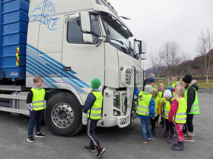 Ved Kjølsdalen Montessoriskule i Sogn og Fjordane kunne engasjerte elever spille ut farlige blindsonesituasjoner i trygge rammer sammen med Nygårds Transport. Foto: Gull Victoria Nygård, Nygårds Transport AS