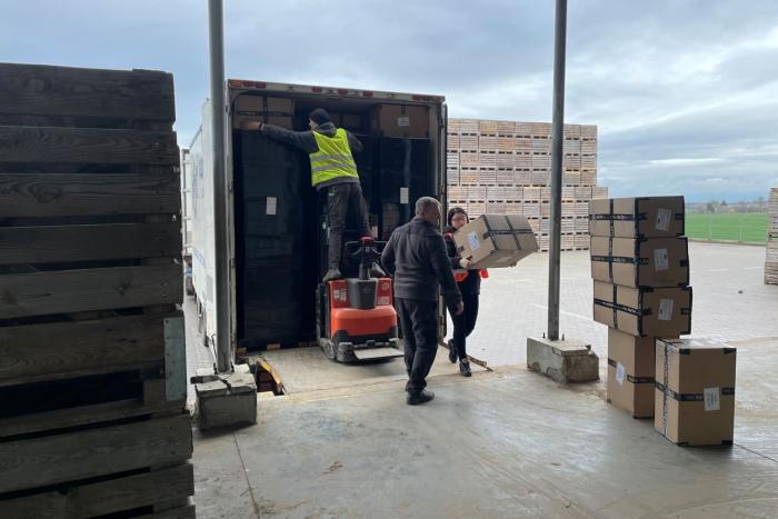 HIT, MEN IKKE LENGER: Hjelpesendingen måtte losses av på dette lageret like ved grensen til Ukraina. Foto: Privat.  