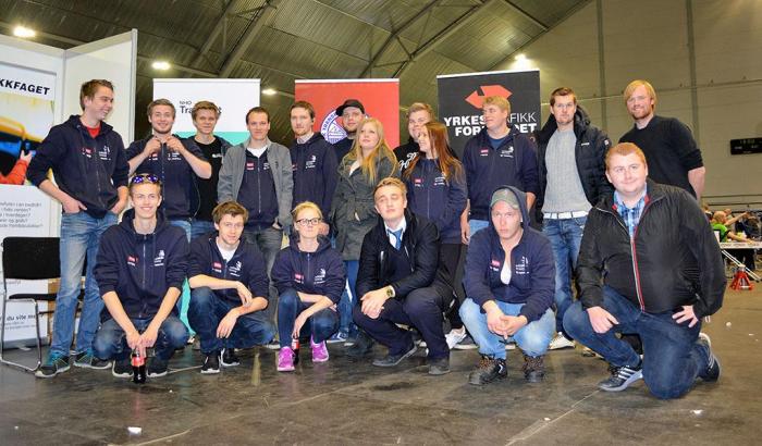 Her er samtlige 21 yrkessjåførlærlinger som har deltatt i YrkesNM. Foto: SOTIN